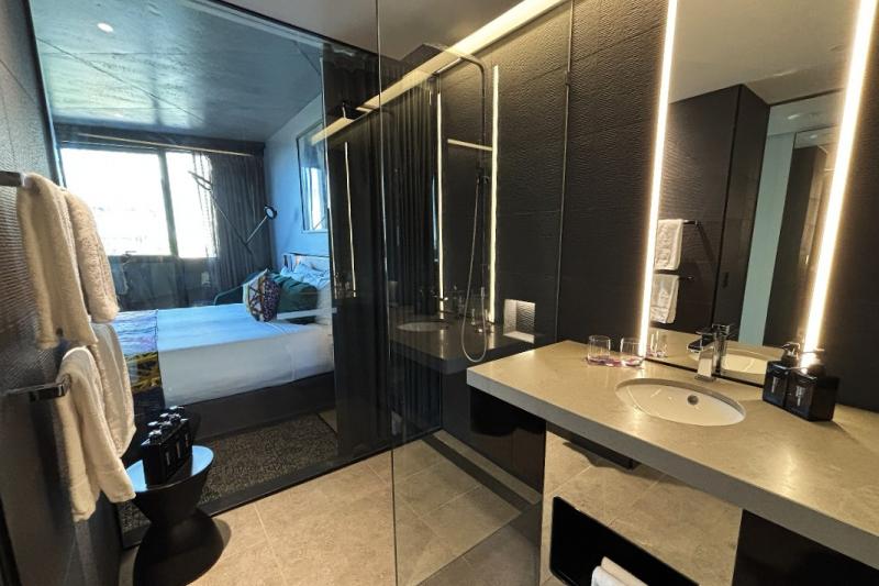 なんとベッドフロアが見渡せるシャワールーム