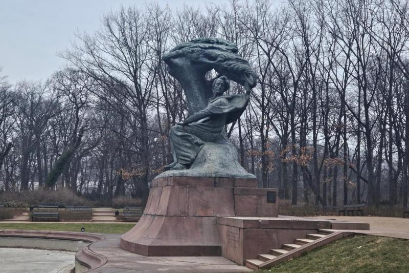 横から見たショパン像は印象が変わります