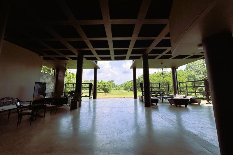 木のぬくもりを感じるオープンエアのロビーです。敷地内は自然にあふれており、野生のクジャクや、時にはゾウも姿を見せるそうです! 私たちは今回、こちらのリゾートで初めてクジャクの鳴き声を聞きました。