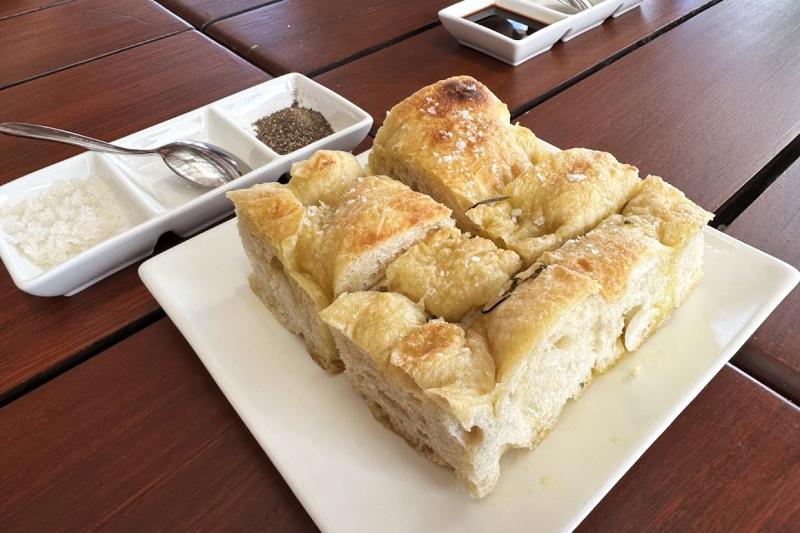 手作りのもちもちフォカッチャ。十分塩味があるのでそのままでもおいしくいただけます