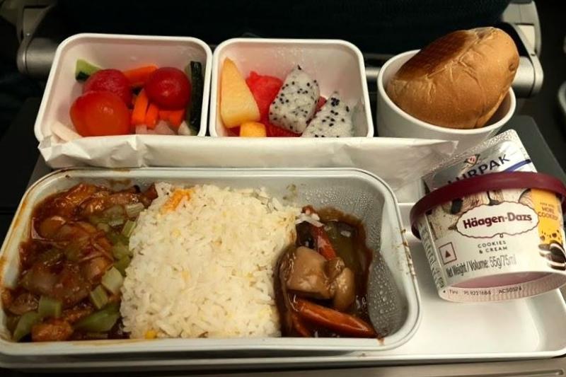 夕食は、鶏肉のスパイシー炒めと卵チャーハン