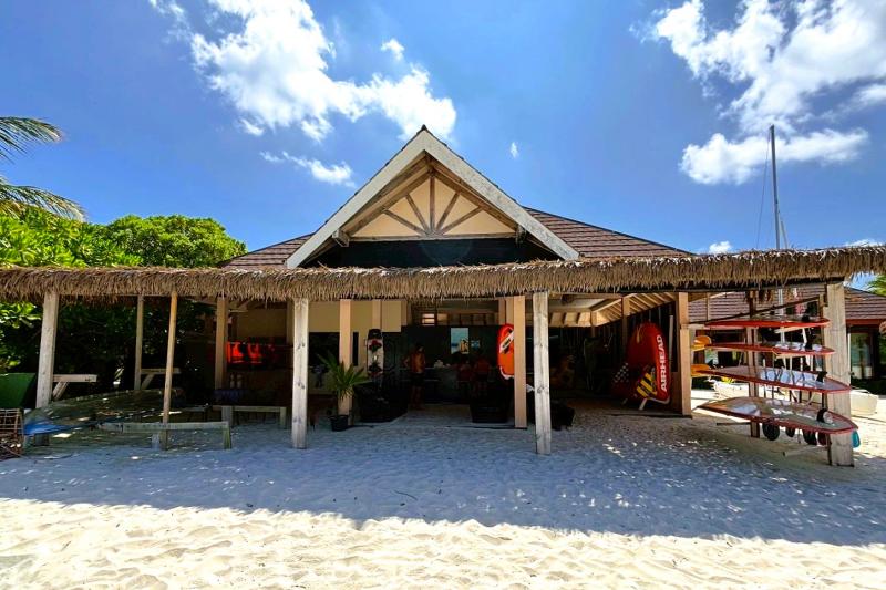 こちらがウォータースポーツセンターです。ダイビングセンターは別にあって、リゾート到着時の桟橋上にあります。