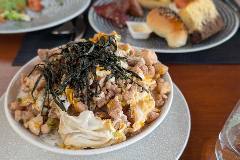 仲良くなったシェフが作ってくれた親子丼! 美味しかったな〜