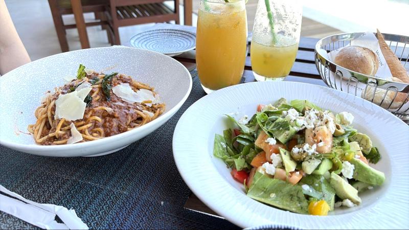 「アイランドキッチン」の昼食で食べた、パスタとサラダです。2コースで量が少ないと思いきや、多くてお腹パンパンでした。ドリンクもたくさんあり、飽きません(オールインクルーシブ内でほとんどのものは頼めます)。