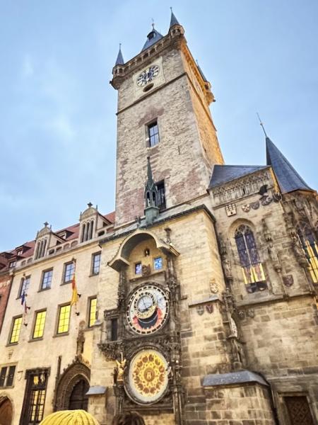 旧市街広場に着くと、プラハの天文時計がすぐ目に入りました。1時間ごとにからくり時計が動き始め、人形たちがゆっくりと動く様子は見ものです。観光客と一緒に時計を見上げていると、時間を超えて中世の街に迷い込んだような気分になりました。