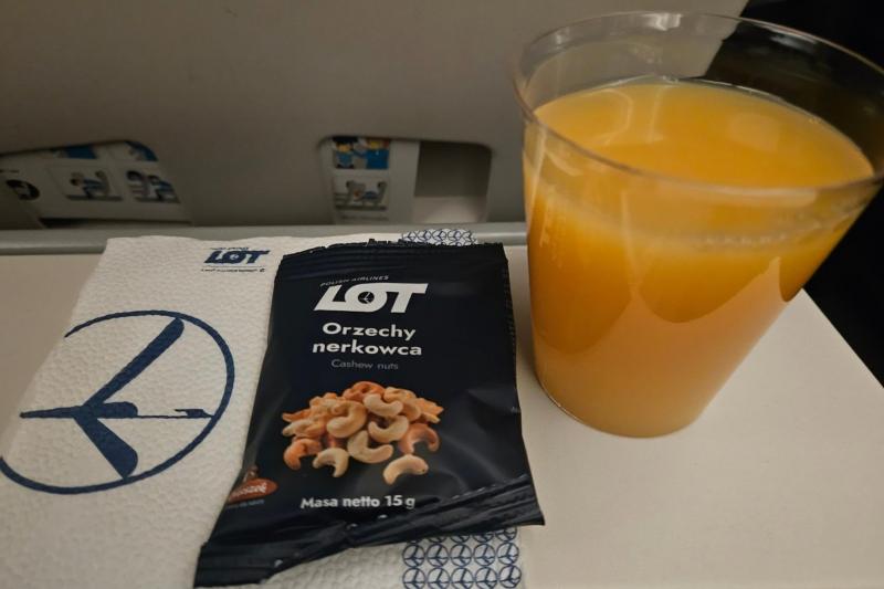 機内食前のドリンクとスナック