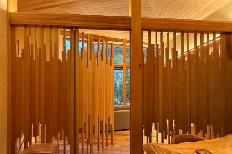 家族三世代5名、オーベルジは初めてでしたが、おうちのようなあたたかな居心地にありながら、素晴らしいクオリティのおもてなしを受け、家族みんな幸せな時間をすごせました。92歳の祖母も、ここに住みたいわぁというほど寛ぎ喜んでました。温泉に入って、着心地の良い館内着のままのリラックスした状態で、あんなに素敵なお食事をいただけて、、こんな贅沢な体験あるんだ、、と感動! シェフから聞く食材の背景や器や道具や空間の物語などはどれもこだわりが詰まっていて、食事の楽しみ方がさらに広がりました。お食事にサプライズがたくさん! 好みや食べられる量も違う中、ひとりひとりのペースに合わせていただき、助かりました。次の旅を考えてもうワクワクしています。一生に一度といわず、何度も訪れるべき美しい食の宿です。(写真:ラウンジとダイニングを隔てるユニークなデザインの扉)