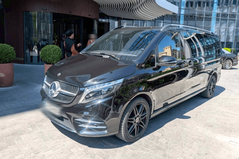 空港到着後、永井さんが手配してくださった専用車のアルファードでホテルへ。今回の旅行中の移動はこの専用車を利用したのですが、とても快適でした!