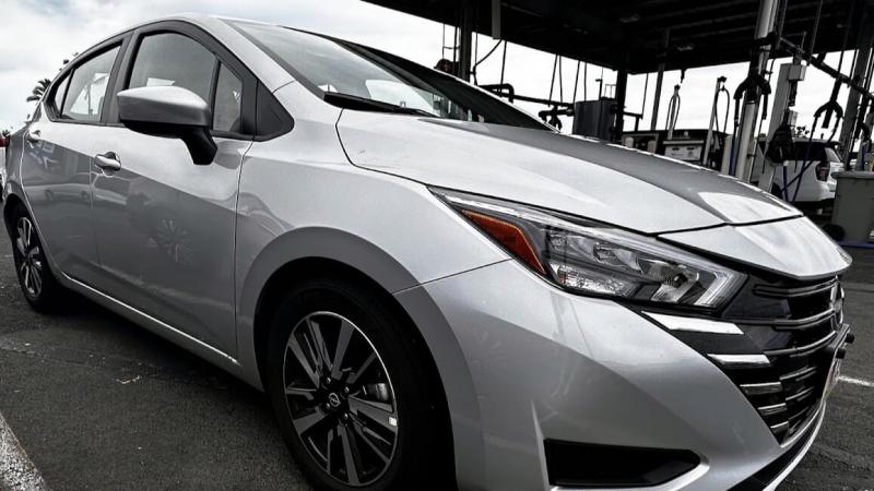 実車は該当のコンパクトクラス表示の車から選べるとのことでしたが、当日はフォードと日産の2車種しかなく、日産コンパクトセダン「ヴァーサ」を選定しました(写真:14日間をともにしたレンタカー)。SUV、4駆の車が人気のようですが今回は長距離ドライブとなるため、燃費がよく信頼感のある日本車を選びました。