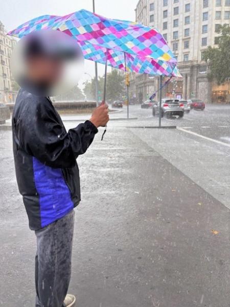 あまり雨の降らないバルセロナでは、土砂降りの雨が降るとみんな歩かないんだ! そして、雨宿りの人でお店いっぱいになるからお店クローズしちゃうんだー?と思っていたところ、12時に一斉にオープンしだして人が一斉にお店の中に入っていくので、「えっ、何?」と思ってお店のスタッフの方に聞いたところ、「今日はカタルーニャ独立運動の日で、この周辺では午前中は営業していないお店が多く、夜に盛り上がるから夜の営業を重視しているんだよ」とのことで、なるほどお祭りかーと、英語力が乏しく勝手な思い込みで納得。後から調べてみたら、もっと政治的な意味合いの深い日だったことを知りました…。この日はバルセロナ最終日、バルセロナで最後にしたいことは海岸に行くことだったのですが、大雨のため残念ながらやめて、独立運動の集会を見学に行きました。とにかく人が歩いていく方に進んでいくと、凱旋門に着きそこでは野外フェスをしていて屋台が並んでいて、普通にお祭りでした。