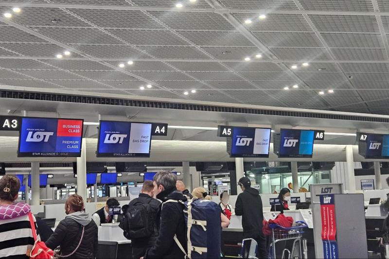 LOTポーランド航空チェックインカウンター