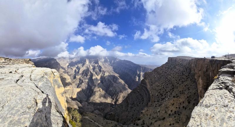 山岳地方では、1日ガイド付きのプライベートツアーに参加しました。数時間かけて車で登った先にある、“中東のグランドキャニオン”と呼ばれるジュベル シャムスの景色は、言葉にできないほどの感動でした(写真:ジュベル シャムス)。