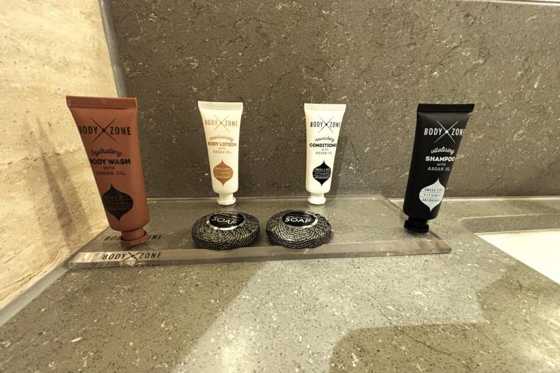 アメニティ類は最小限。量も少なく感じるので、シャンプーなど持参した方が良いかも?!