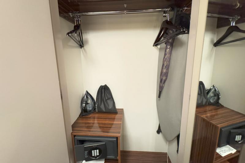 クローゼット内にはアイロンやドライヤーが