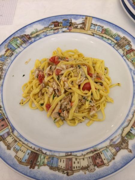 ブラーノ島にある「Trattoria Al Gatto Nero Da Ruggero」の絶品の蟹のリングイネ