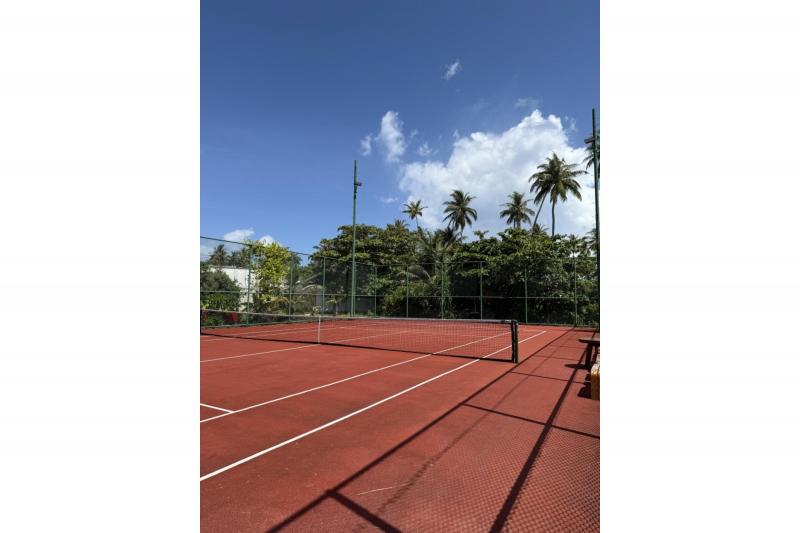 書き出してみればいろいろありましたが、そんなことがあってもモルディブのゆったりした時間の流れや環境が心をなだめてくれて、全然嫌な思いをしなかったです。多少の不便はすぐに忘れさせてくれる、ストレスフリーで幸せな空間でした(写真:テニスコートもありました)!