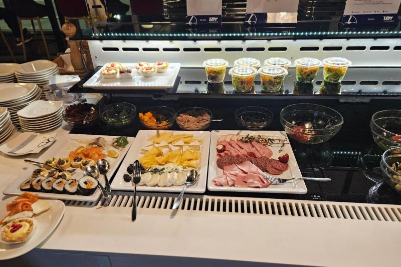 充実の軽食ビュッフェサービス