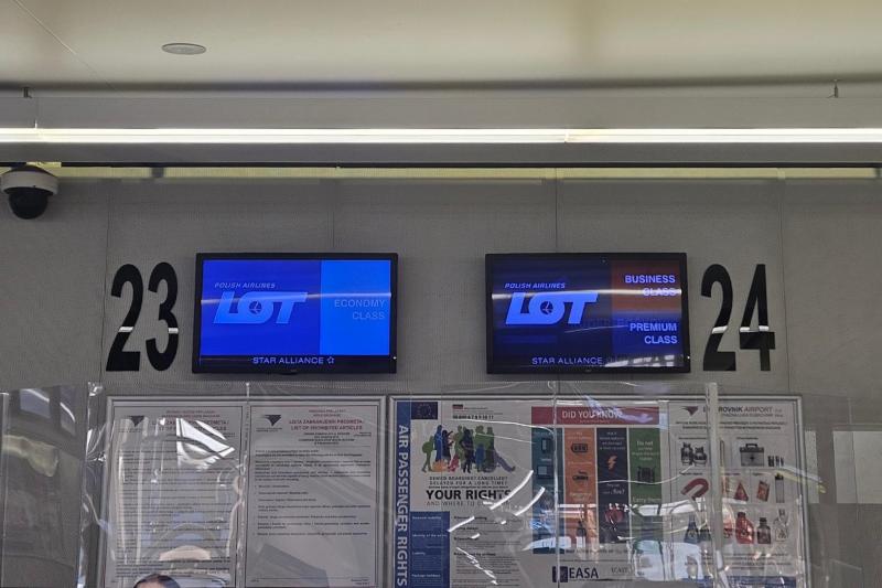 LOTポーランド航空のチェックインカウンター