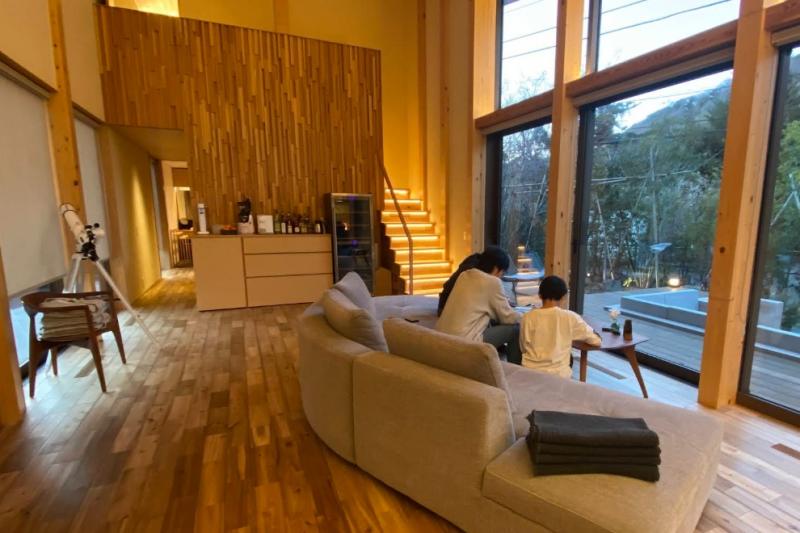 ヴィラ内は木の温もりに溢れたデザイン性が高く、上質なインテリアや小物に心躍ります。ドリンクバーの充実。ジューサーや炭酸水メーカー、自家製シロップ、石の氷など!引き出しを開けると、ボードゲーム好きな我が家にはたまらないアナログゲームが嬉しかったです。メインのお食事は、最初から最後まで、驚きと美味しさ、美しさに感嘆の連続でした。食べたことのない新鮮な地魚や食材、嬉しいサプライズもあり、普段少食の小6次男も美味し過ぎて大人と同じ量を完食しびっくり。お風呂は源泉掛け流しで、1人贅沢に全身伸ばしてとてもリラックスできました。食事が最高で、お部屋、お風呂も大満足。1日1組だけの自由さも快適で、誰かに勧めたくなるお宿です。すぐにでもリピートしたくなりました。(写真:ラウンジでボードゲームを楽しむ子供たち)