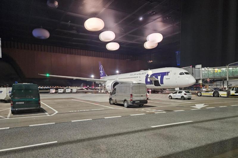 ラウンジから飛行機まで、この近さです!