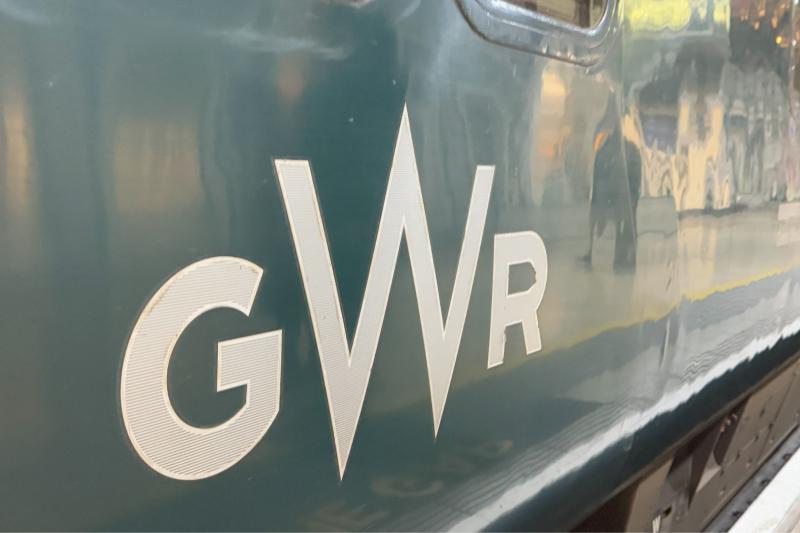 緑の車体にGWRの白い文字