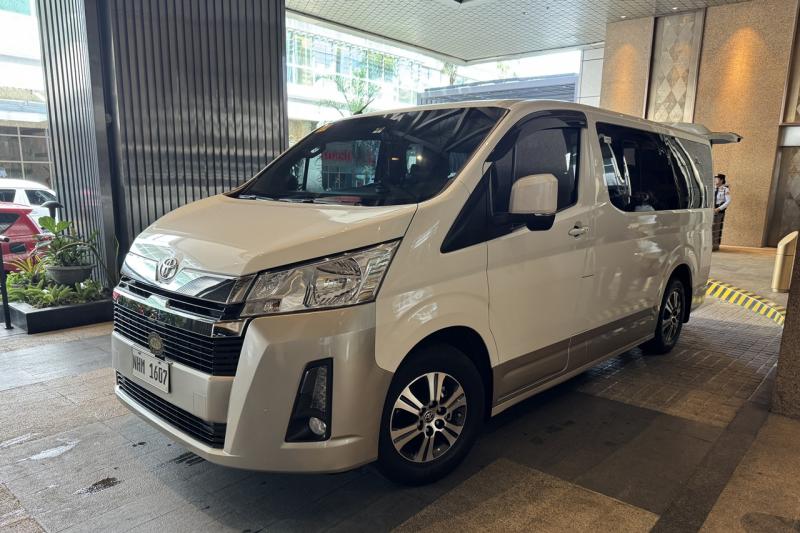 ホテル オークラ マニラのロビーでアマンのスタッフと待ち合わせです。ここからマニラ空港にあるアマン専用のラウンジまで移動します。