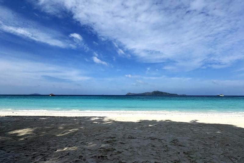 目の前に広がる空と海の境目がわからなくなるほどの美しい海★