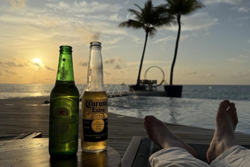 ミニバーからビールを持ち出して、海と夕陽を見ながら飲むのも素敵です