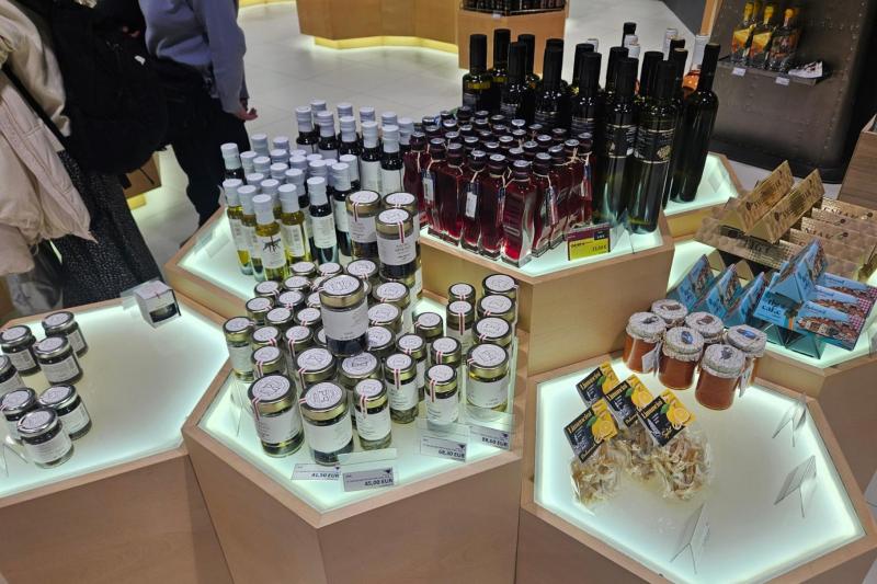 クロアチア名産品のお土産が並んでいます