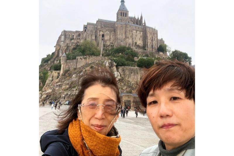 天気の移り変わりの激しいとされるモンサンミッシェルでは、直前まで降っていた雨が止み、霧の中から見えた幻想的で神秘的な姿は、今でも鮮明に思い出せます。パリからバスで片道約5時間ですが、プランに組み入れて良かったです。