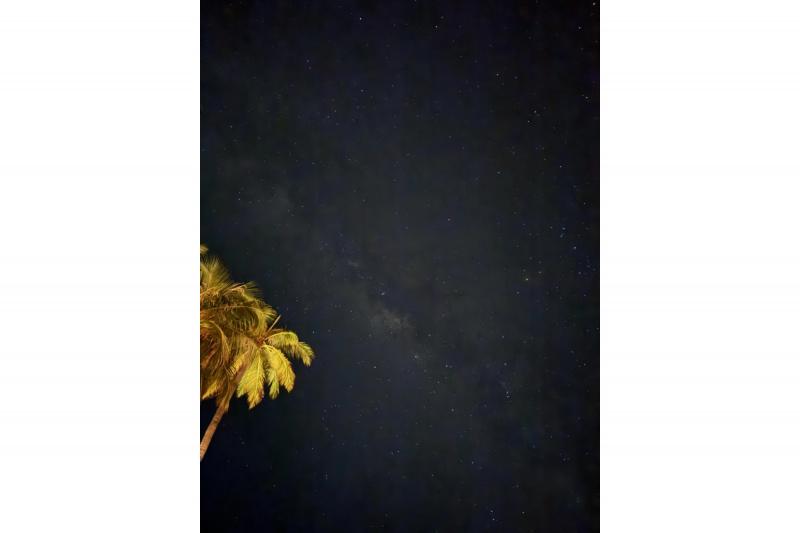 図鑑でしか見たことのなかった天の川。とにかくあふれんばかりの星、星、星。生まれて初めて天の川を見ることができました。レストランから砂浜を歩いて水上ヴィラまで帰りましたが、2人しかいない砂浜で満天の星空を見ながら歩いている時間は至福でした。