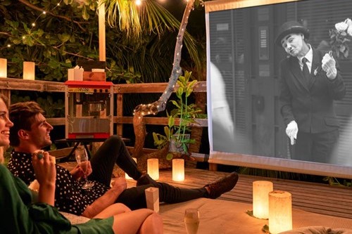 ツリーハウスでの映画鑑賞
