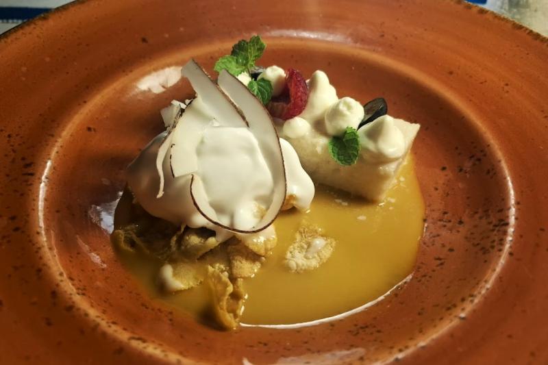 デザートはトレスレチェス(三種のミルクケーキ)。バニラスポンジケーキ、ミルク、ココナッツソルベ、パッションフルーツと共に