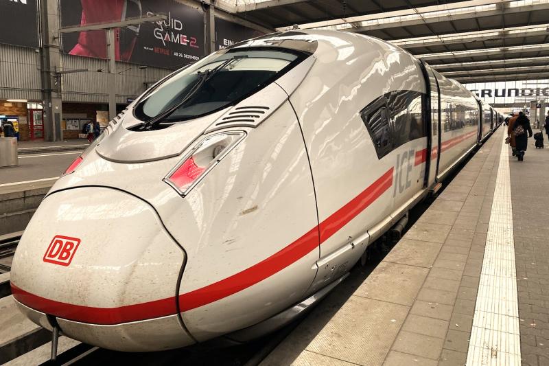 ICEという高速列車でシュトゥットガルトへ向かいます
