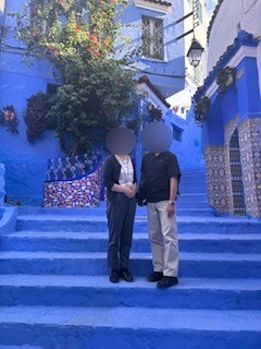 こちらは青の街・シェフシャウエン観光でのひとコマです。通りに面したお宅の花やタイルが素敵でした。迷路のような街歩きではガイドさんのありがたみを実感しました。