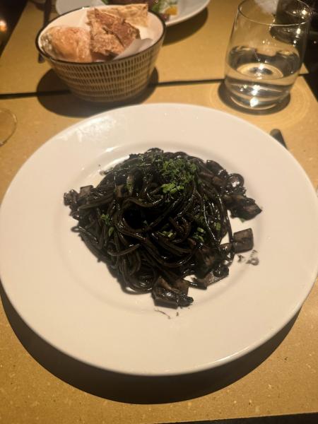 ベネチアのレストラン「Osteria al Cicheto」。イカ墨パスタが絶品でした! 海鮮フリットが一番好きでした
