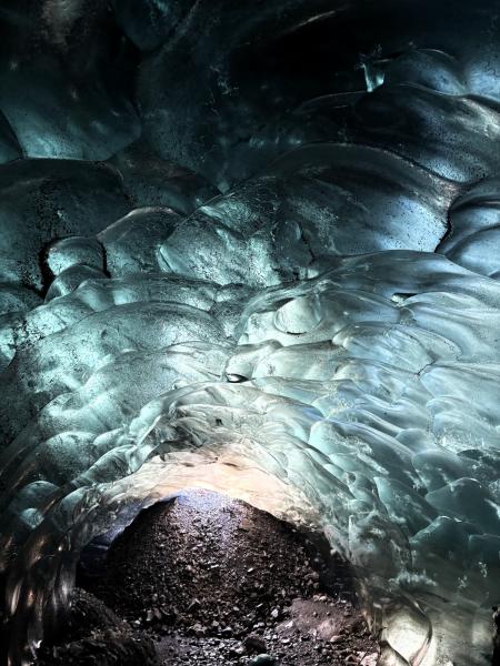 ヴァトナヨークトル氷河の氷の洞窟