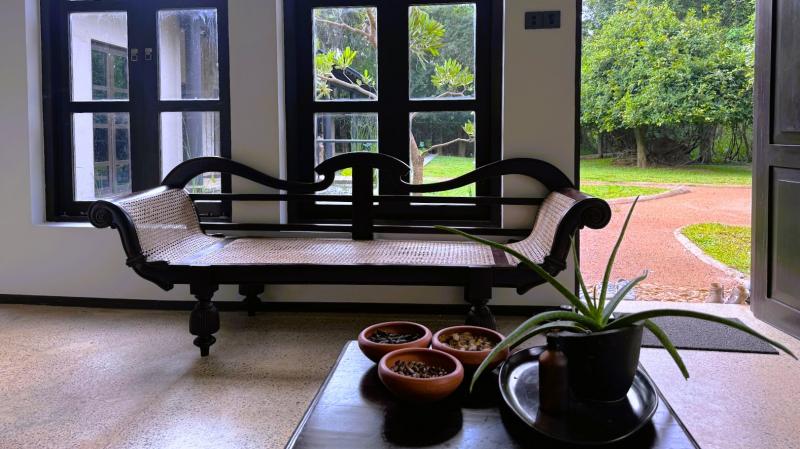 そのため、医師の診断によっては、希望の施術を受けられないという場合もありますが、身体の悩みに合った最適な施術を受けていただくことができます。写真にある施術室は、宿泊エリアから離れた場所にあり、バギーで移動となります。とても静かな空間で、落ち着いた施術を受けていただけます。