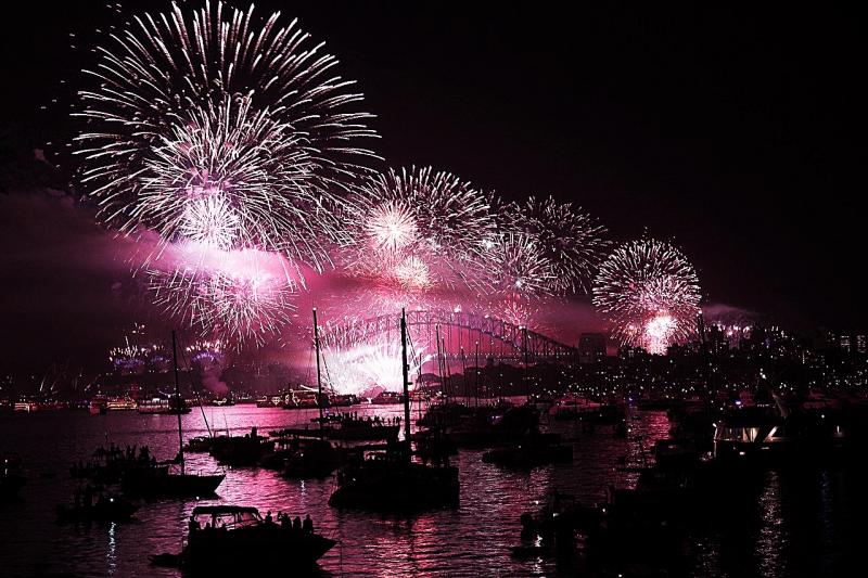 シドニー世界で最も早く新年を迎える都市のひとつ、シドニーのカウントダウン花火は、その壮大なスケールと芸術性で世界中の注目を集めます。午後9時と午前0時の2回にわたり、ハーバーブリッジとオペラハウスを舞台に繰り広げられる花火はまさに圧巻。特別な演出と創造性が光るショーが、夜空と海面をきらびやかに彩ります。シドニーで一足早く、新しい年を迎えてみませんか。