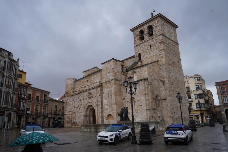 教会内部には、バロックからルネサンス期にかけての祭壇画や彫刻があり、宗教芸術の歴史とともに、信仰と文化の深さ感がじられます。かつては鐘楼も備えていましたが、20世紀初頭に取り壊され、現在の塔が再建されています。