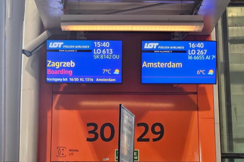 ザグレブ行きは30ゲートからの出発でした。機材は小さく、座席は2-2の配列です。この日はポーランドにおける“ポンチキの日”だったため、機内でも軽食として「ポンチキ」が提供されました。*「ポンチキ」とはポーランド人が愛する揚げドーナツで、ポーランドでは毎年冬の終わりの木曜日に幸福を願ってポンチキをたくさん食べるという風習があります。
