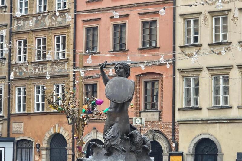 街のシンボル、旧市街市場広場の人魚姫像