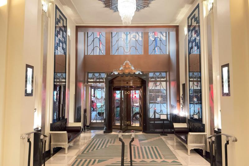 メインエントランス。鏡は1920年代のもの