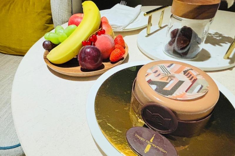 バブ アル シャムスでは、サプライズでハネムーンのケーキとフルーツアソートをいただきました!!