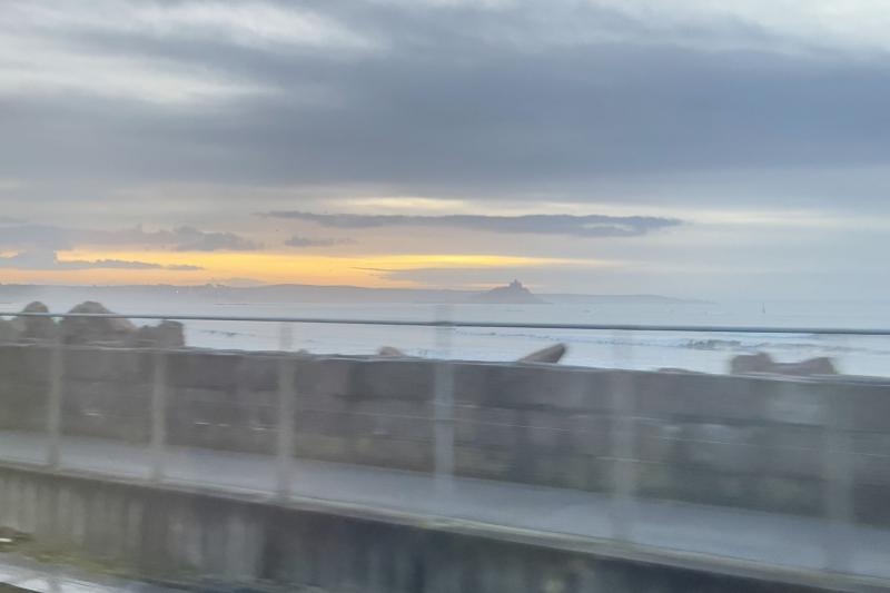 美しい朝焼けと中央に小さく見える島がセント マイケルズ マウント