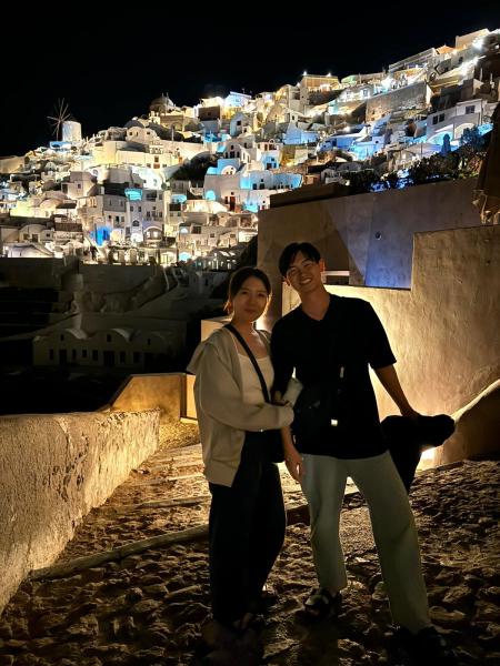 夜のサントリーニ島をバックに。イアで夜の散歩中に出会ったイギリス人カップルに撮ってもらった1枚
