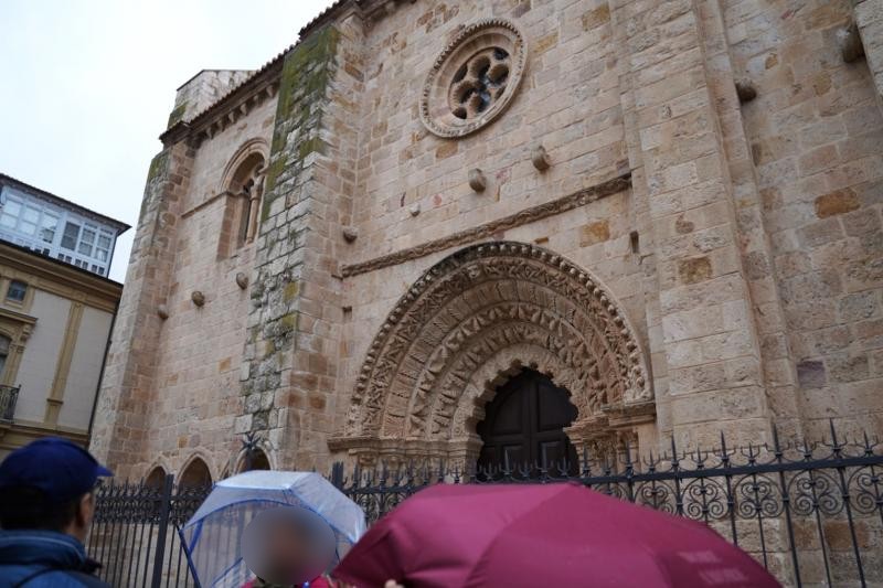 この教会は13世紀頃に建てられ、外観はシンプルながらも繊細な装飾が施された入口のアーチや、優雅なロゼッタ(バラ窓)が特徴です。