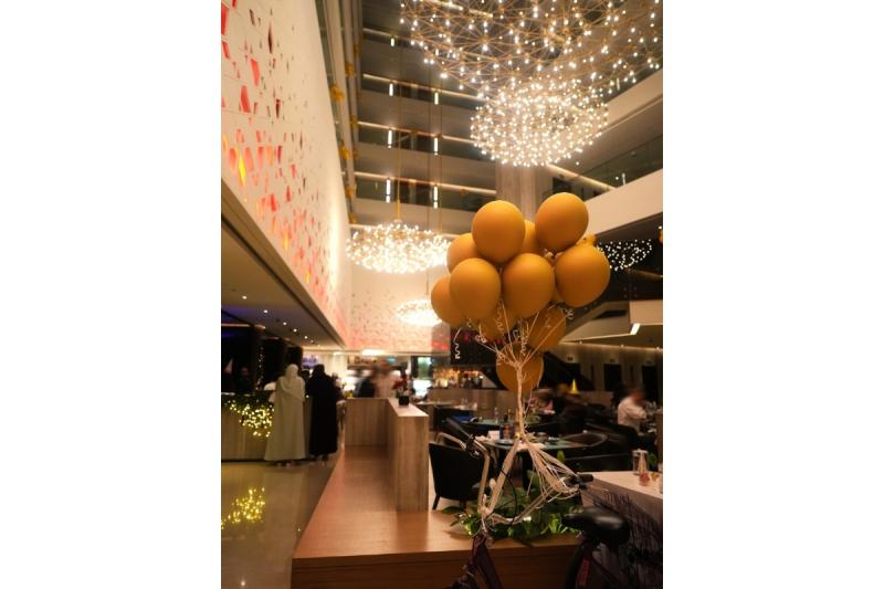 ミスク アル ムージュ ホテルの館内の様子です。ホスピタリティの高さが印象的でした。年越しディナーでは、スタッフさんも含めて全員でパーティーを楽しんでおり、その場にいるだけで楽しい気持ちになりました。