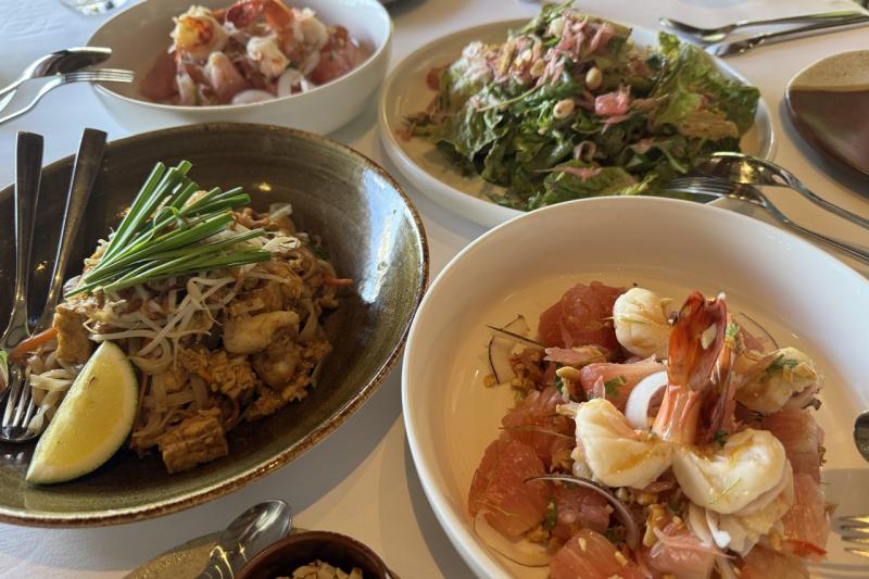 右手前が「ヤムサムオー」。今回はグリルしたエビも入れてもらいました