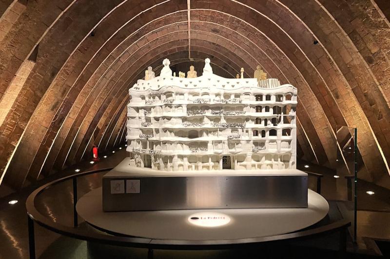 館内には建築模型の展示や、ガウディが手がけた家具の展示もあります